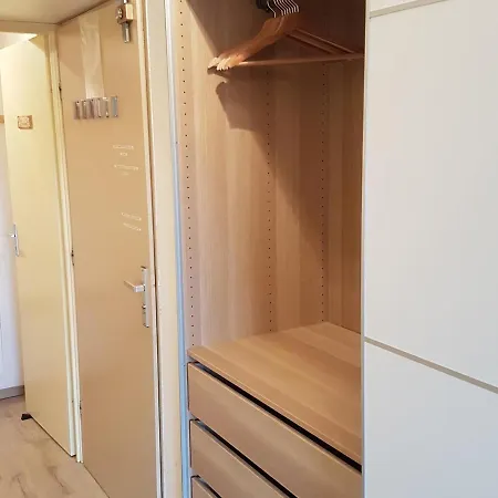 Renove Avec Cabine, Balcon Et Casier A Ski, Au Centre De Foret - Fr-1-425-154 *