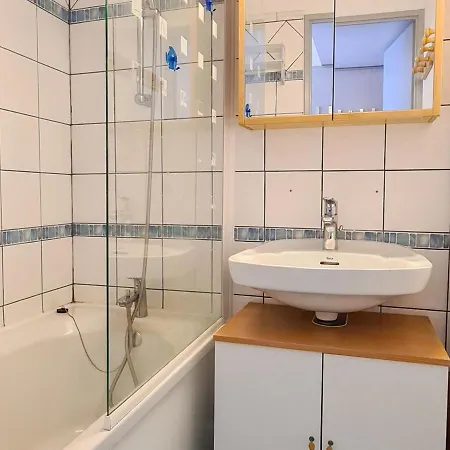 Renove Avec Cabine, Balcon Et Casier A Ski, Au Centre De Foret - Fr-1-425-154